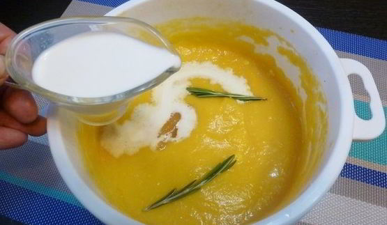 тыквенный суп-пюре с чесноком и розмарином