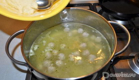 суп с фрикадельками и клецками