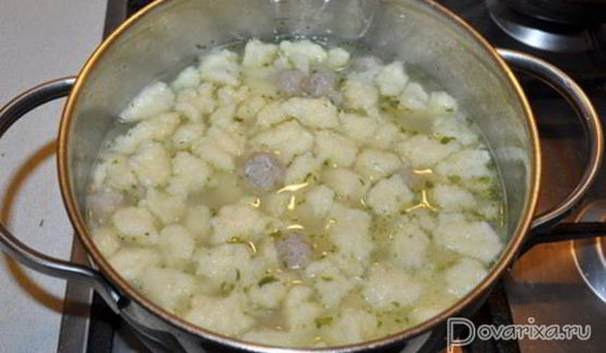 суп с фрикадельками и клецками