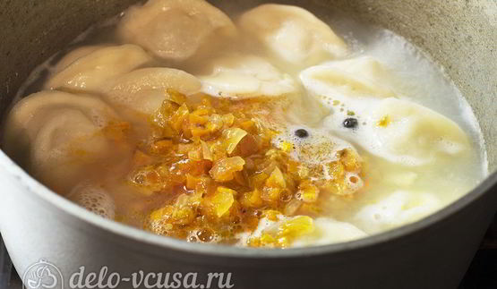 суп с пельменями и яйцом