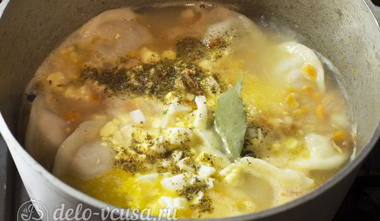 суп с пельменями и яйцом