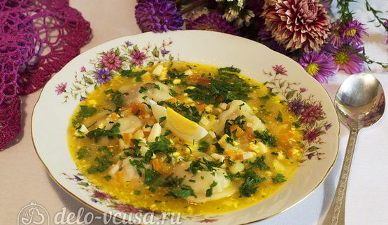 суп с пельменями и яйцом