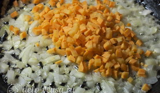 суп с пельменями и яйцом