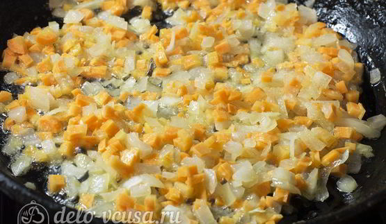 суп с пельменями и яйцом