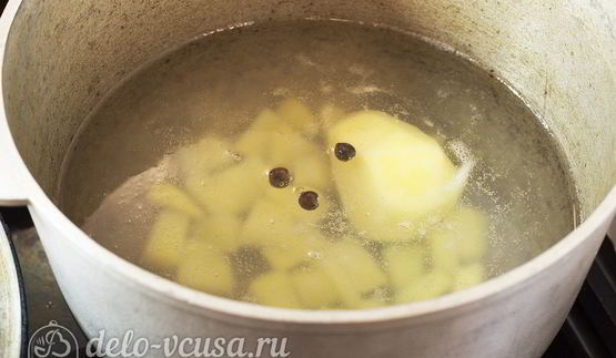 суп с пельменями и яйцом