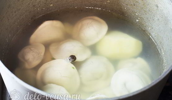 суп с пельменями и яйцом