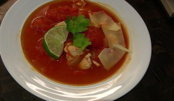 томатный суп с курицей и лаймом