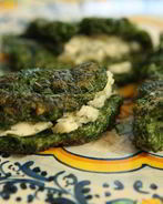 Блинчики из шпината с голубым сыром