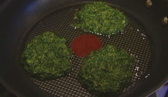 блинчики из шпината с голубым сыром