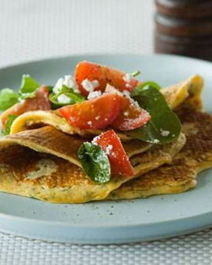 Рецепт блинчиков с томатами, шпинатом и сыром фета