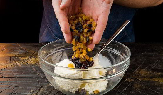 блинчики с творогом, изюмом и апельсиновой цедрой