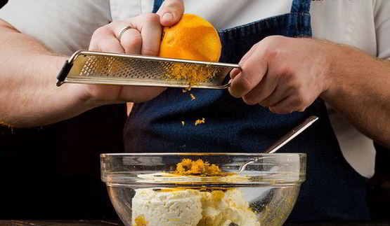 блинчики с творогом, изюмом и апельсиновой цедрой