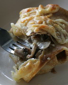 Блины с грибами и голубым сыром