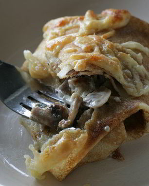 Блины с грибами и голубым сыром