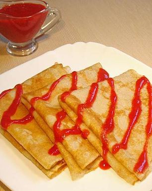 Блины с кокосовой стружкой и клубничным соусом