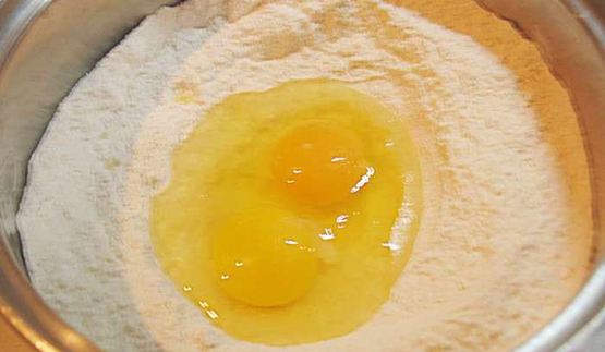 блины с кокосовой стружкой и клубничным соусом