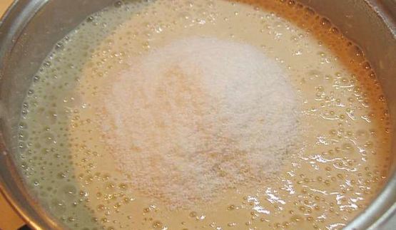 блины с кокосовой стружкой и клубничным соусом