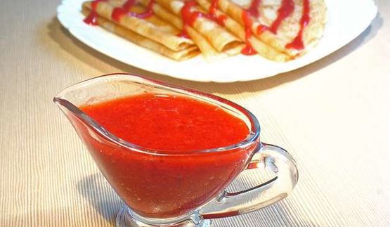 блины с кокосовой стружкой и клубничным соусом