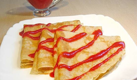 блины с кокосовой стружкой и клубничным соусом