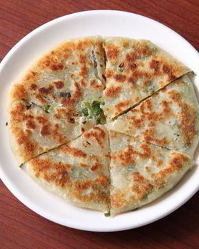 Блины с рыбой и зеленым луком