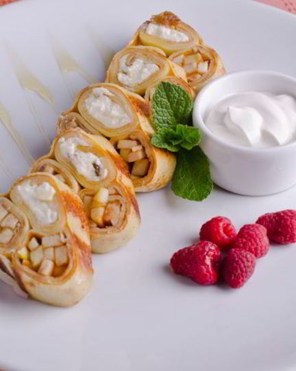 Рецепт блинов с творогом и фруктами