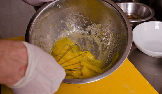 блины с творогом и фруктами