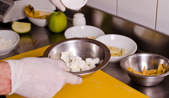 блины с творогом и фруктами