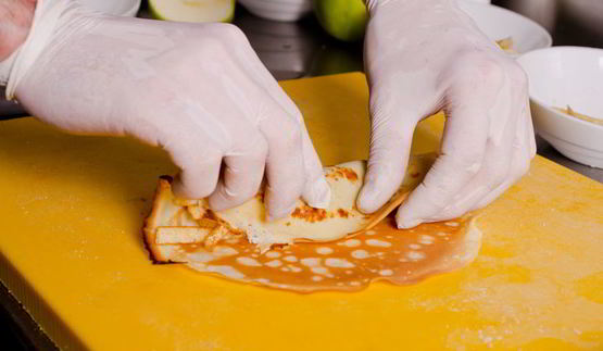 блины с творогом и фруктами