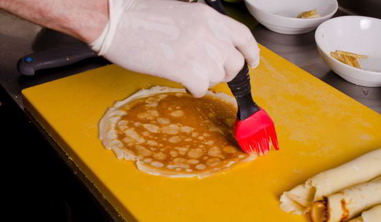 блины с творогом и фруктами