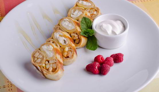 блины с творогом и фруктами