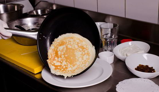 блины с творогом и фруктами