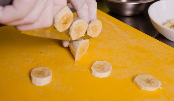 блины с творогом и фруктами