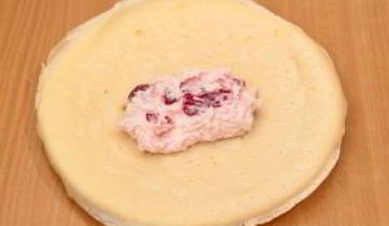 блины с творогом, вишней, клубничным и ванильным соусом