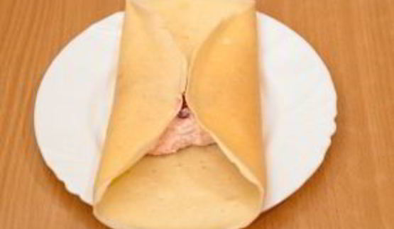 блины с творогом, вишней, клубничным и ванильным соусом