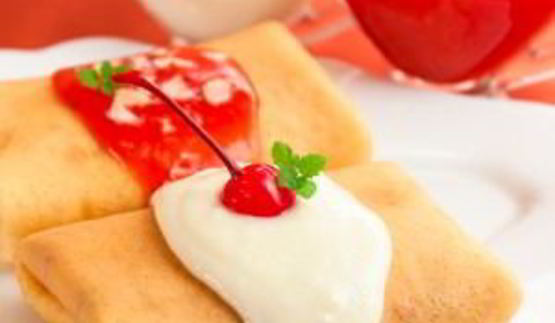 блины с творогом, вишней, клубничным и ванильным соусом