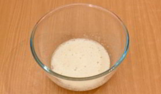 блины с творогом, вишней, клубничным и ванильным соусом