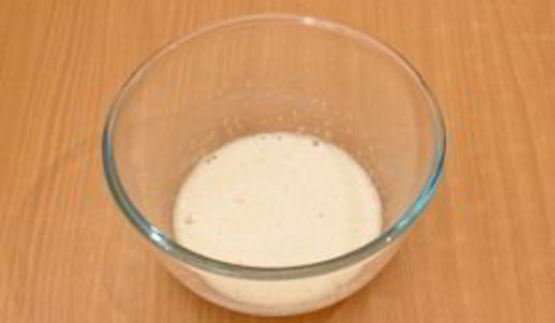 блины с творогом, вишней, клубничным и ванильным соусом