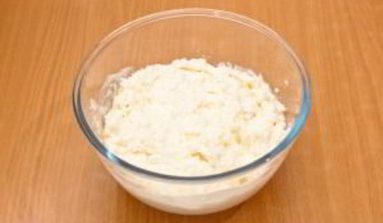 блины с творогом, вишней, клубничным и ванильным соусом