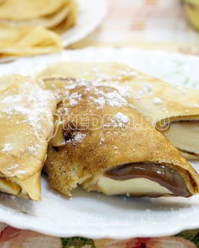 Блины с вареной сгущенкой и бананом