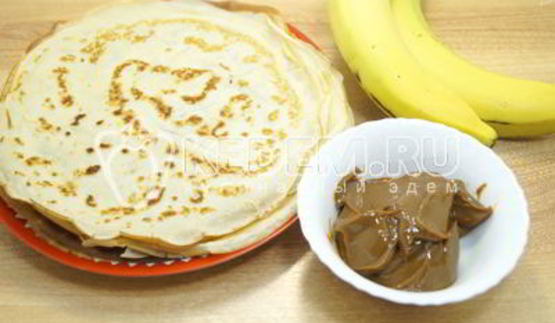 блины с вареной сгущенкой и бананом
