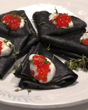Черные блинчики с красной икрой