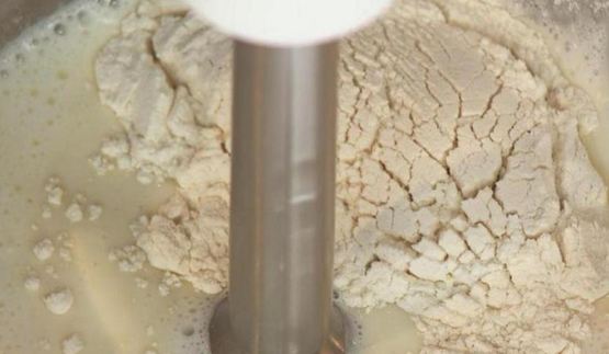 черные блинчики с красной икрой