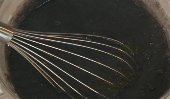 черные блинчики с красной икрой