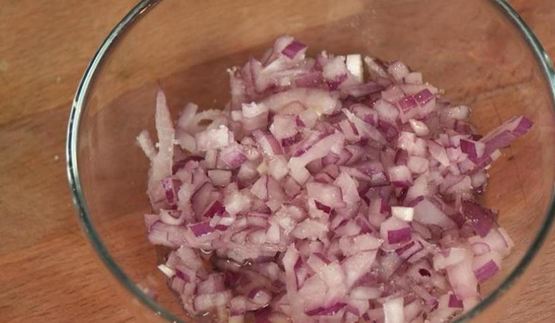 черные блинчики с красной икрой