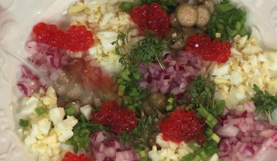 черные блинчики с красной икрой