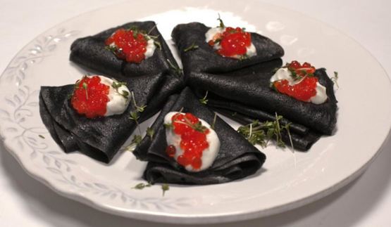 черные блинчики с красной икрой