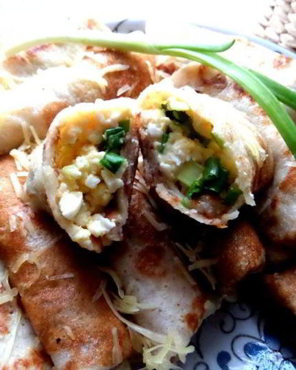 Рецепт дрожжевых блинов с луково-сырной начинкой