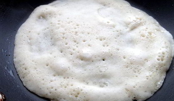 дрожжевые блины с луково-сырной начинкой