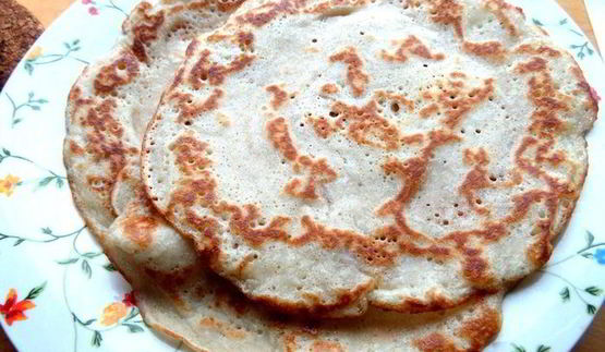 дрожжевые блины с луково-сырной начинкой