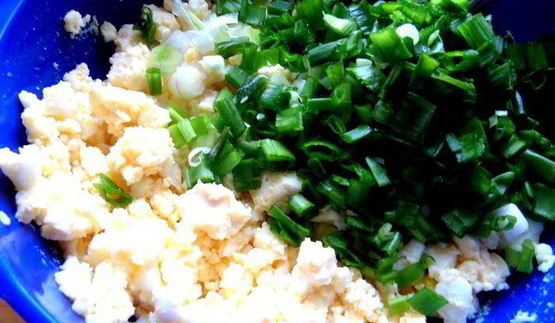 дрожжевые блины с луково-сырной начинкой